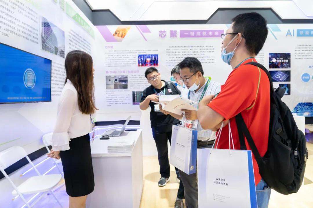 在大经中医展台咨询洽谈的来宾